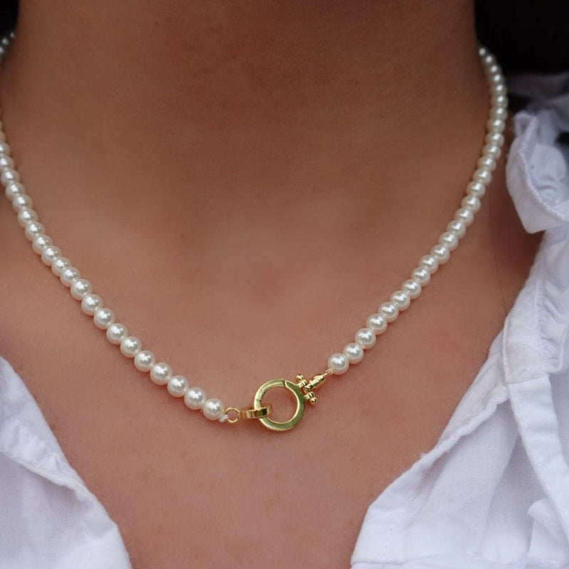 Short pearl necklace