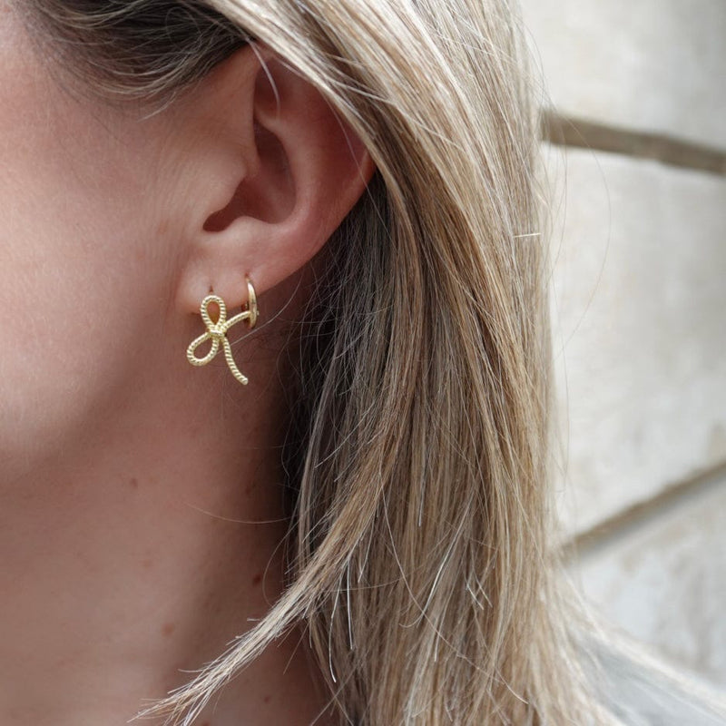 Gold bow-shaped earring 