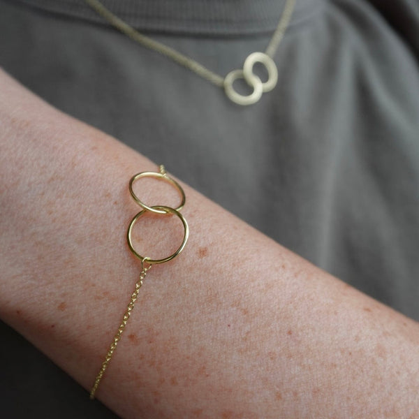 Dainty interlinking circle bracelet