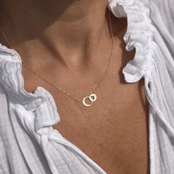 Interlinking necklace with white enamel