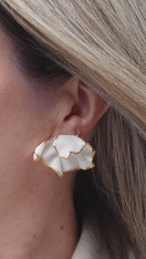 Wink Atelier Fish Fin Flower White Earrings